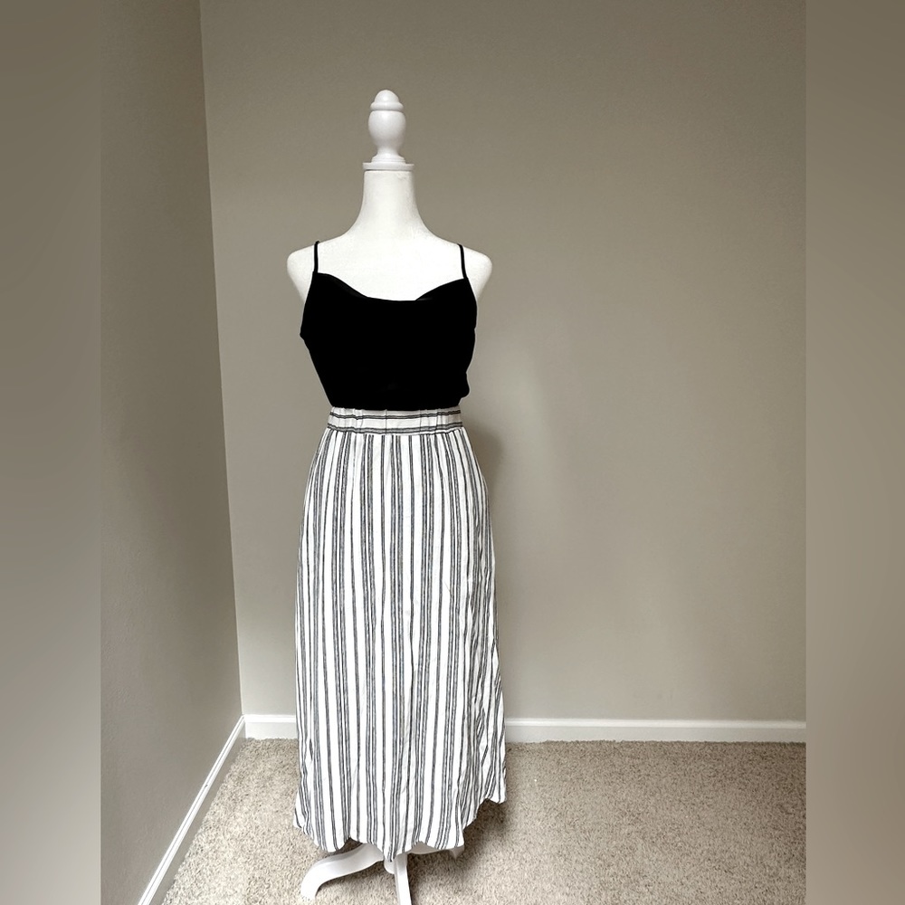 Midi skirt - size M.